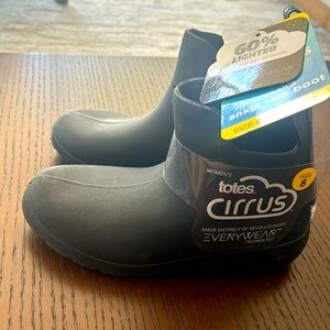 NWT Totes Cirrus women’s rain boots. Black. Size 8, fits like 7.